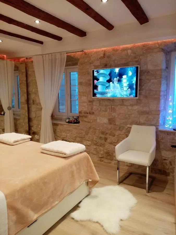 Apartments & Rooms Trogir Stars Free Parking בית הארחה