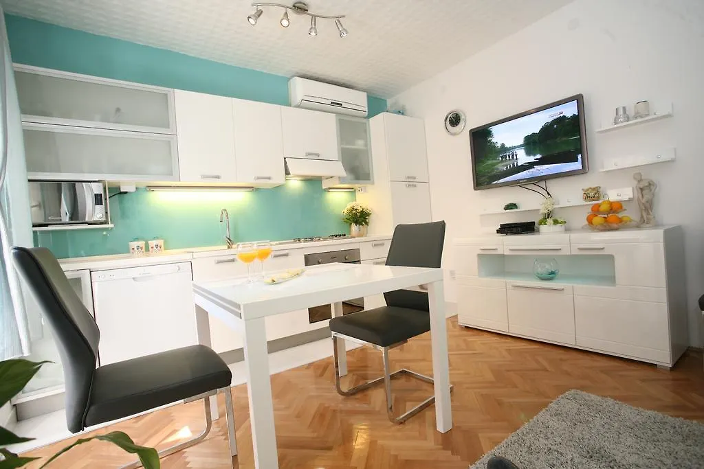 Apartments & Rooms Trogir Stars Free Parking 4*,  קרואטיה
