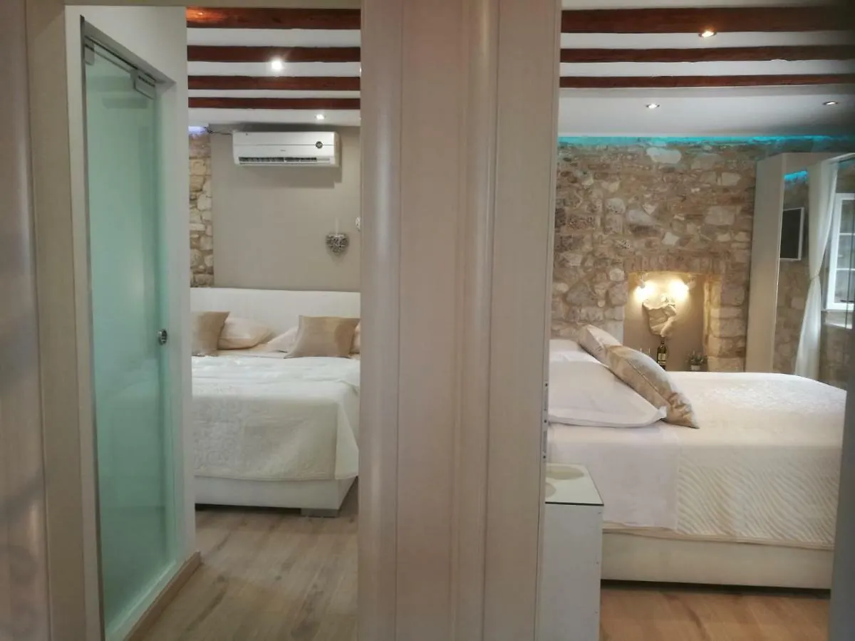 Apartments & Rooms Trogir Stars Free Parking בית הארחה